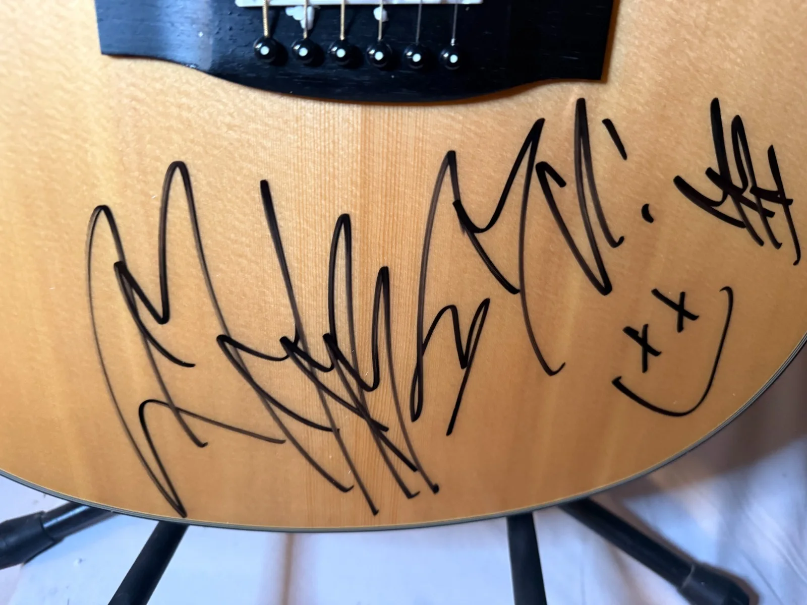 Post Malone hand SIGNED Full Size Yamaha Acoustic Guitar + doodles JSA LOA EX PF, изображение 2
