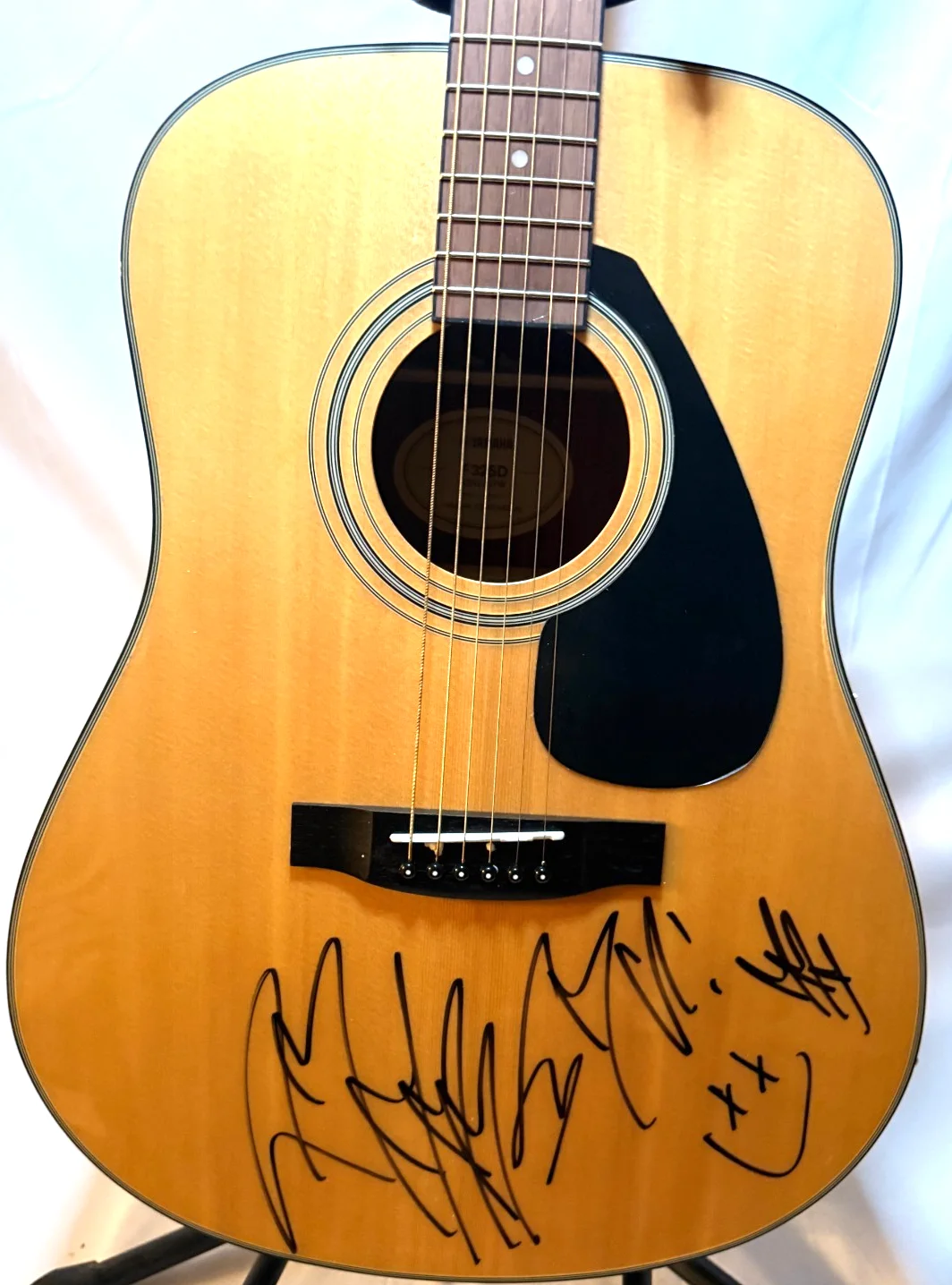 Post Malone hand SIGNED Full Size Yamaha Acoustic Guitar + doodles JSA LOA EX PF, изображение 3