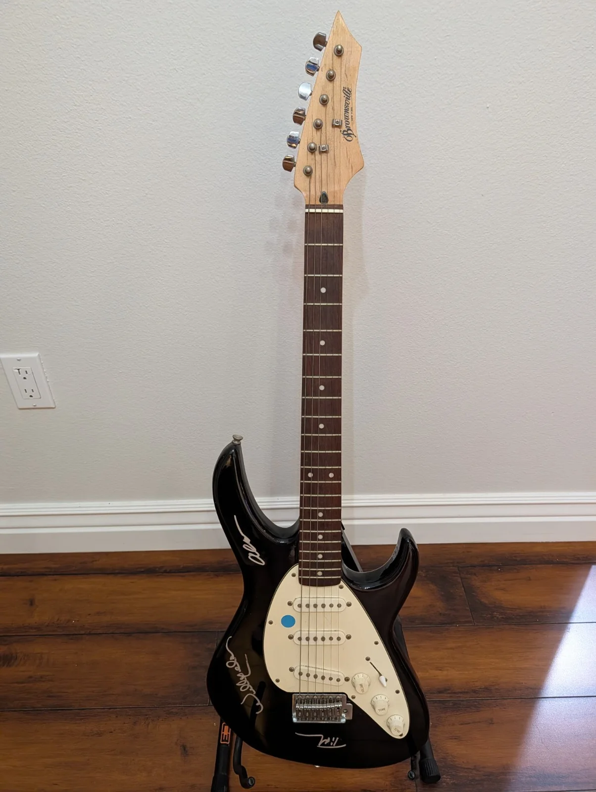 Willie Nelson Signed Electric Guitar Alan Jackson Tim McGraw Black Strat, image 2