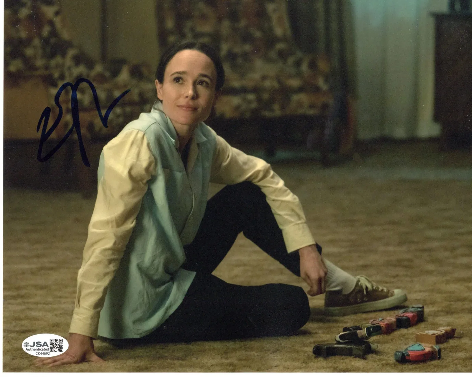 Elliot Page — Elliot Page signed 8x10 Photo Vanya Viktor Hargreeves The Umbrella Academy JSA