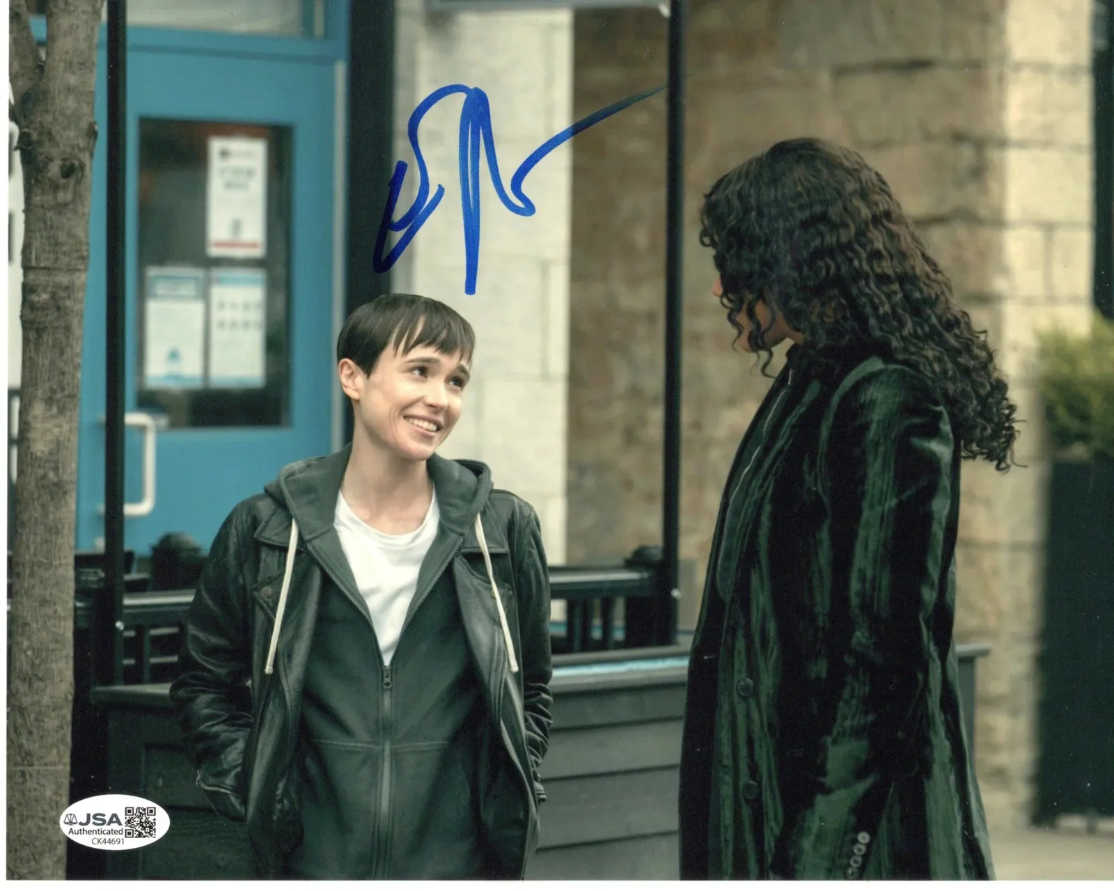 Elliot Page — Elliot Page signed 8x10 Photo Vanya Viktor Hargreeves The Umbrella Academy JSA