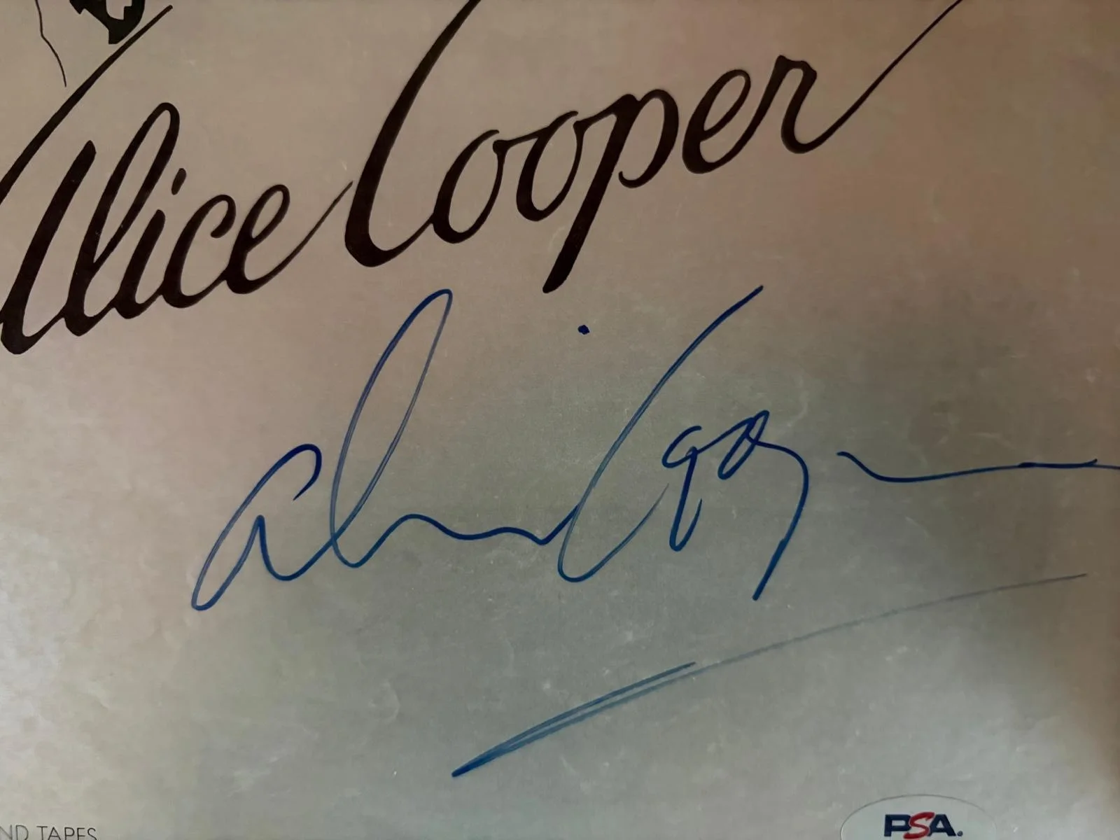 Alice Cooper — ALICE COOPER SIGNED AUTOGRAPHED 11X14 MAGAZINE PAGE GREATEST HITS VINTAGE PSA D, изображение 2