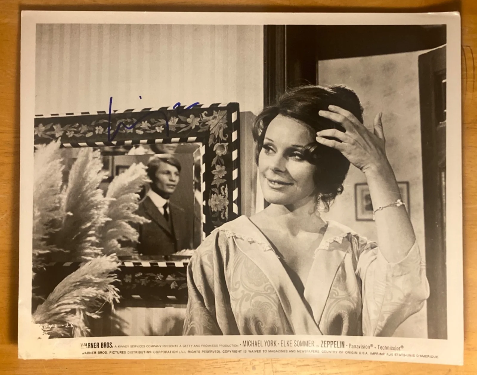 Hand SIGNED Michael York 10x8 'Zeppelin' Press Photo w/ Elke Sommer, изображение 2
