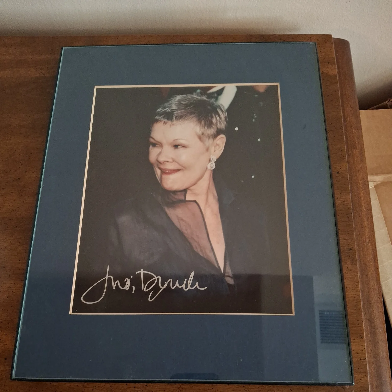 Dame Judy Dench Autographed Photo in glass frame. Actress Movies TV Theater, изображение 2
