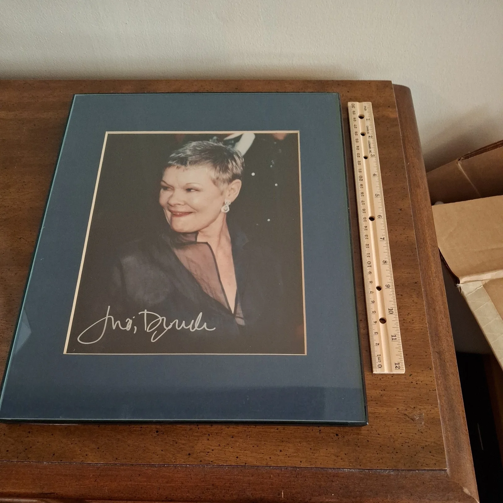 Dame Judy Dench Autographed Photo in glass frame. Actress Movies TV Theater, изображение 4