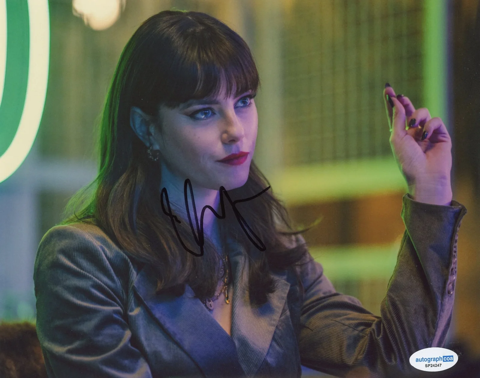 Kaya Scodelario — Kaya Scodelario Signed THE GENTLEMEN Susie Glass 8x10 Photo PROOF ACOA D, изображение 2