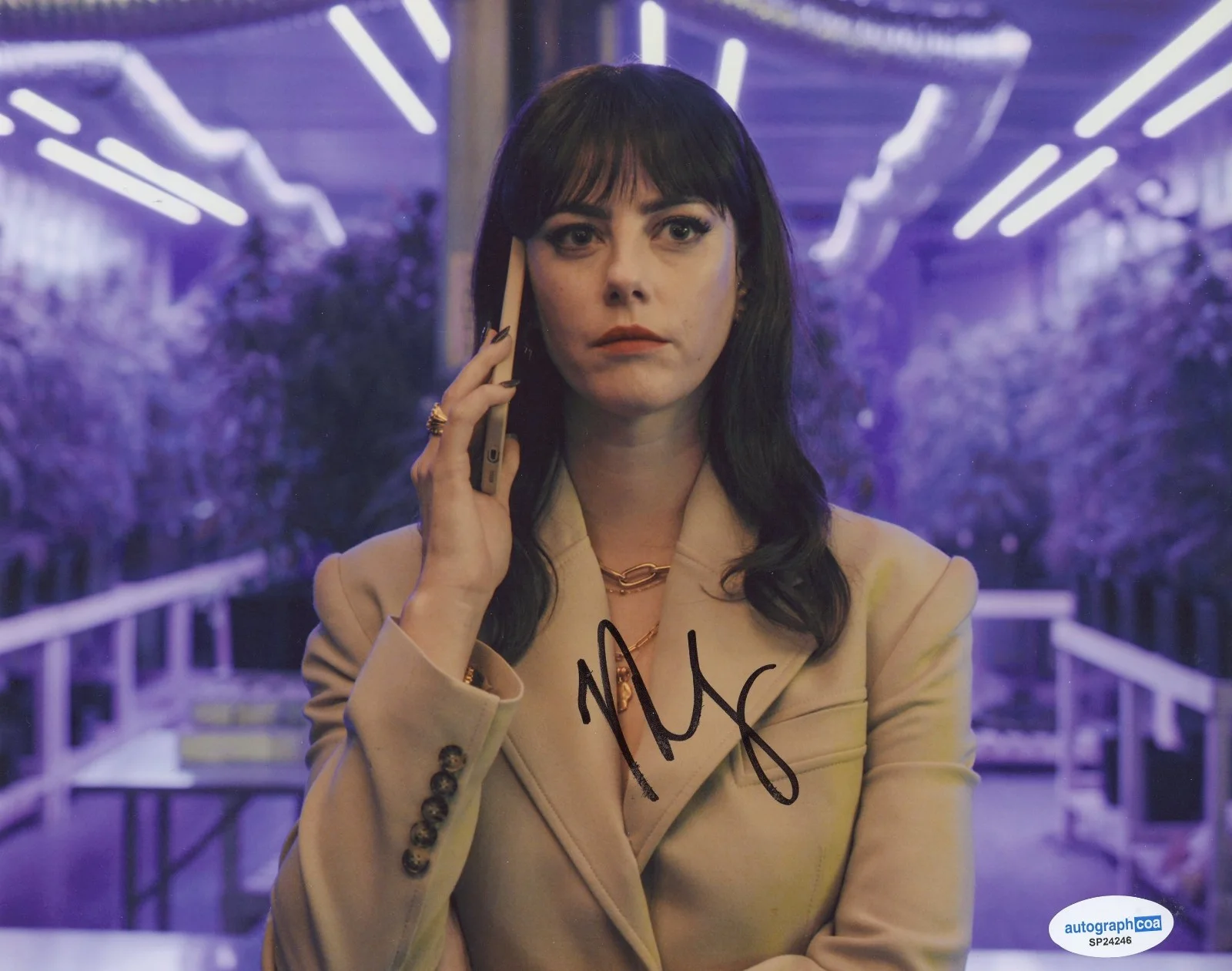 Kaya Scodelario — Kaya Scodelario Signed THE GENTLEMEN Susie Glass 8x10 Photo PROOF ACOA C, изображение 2