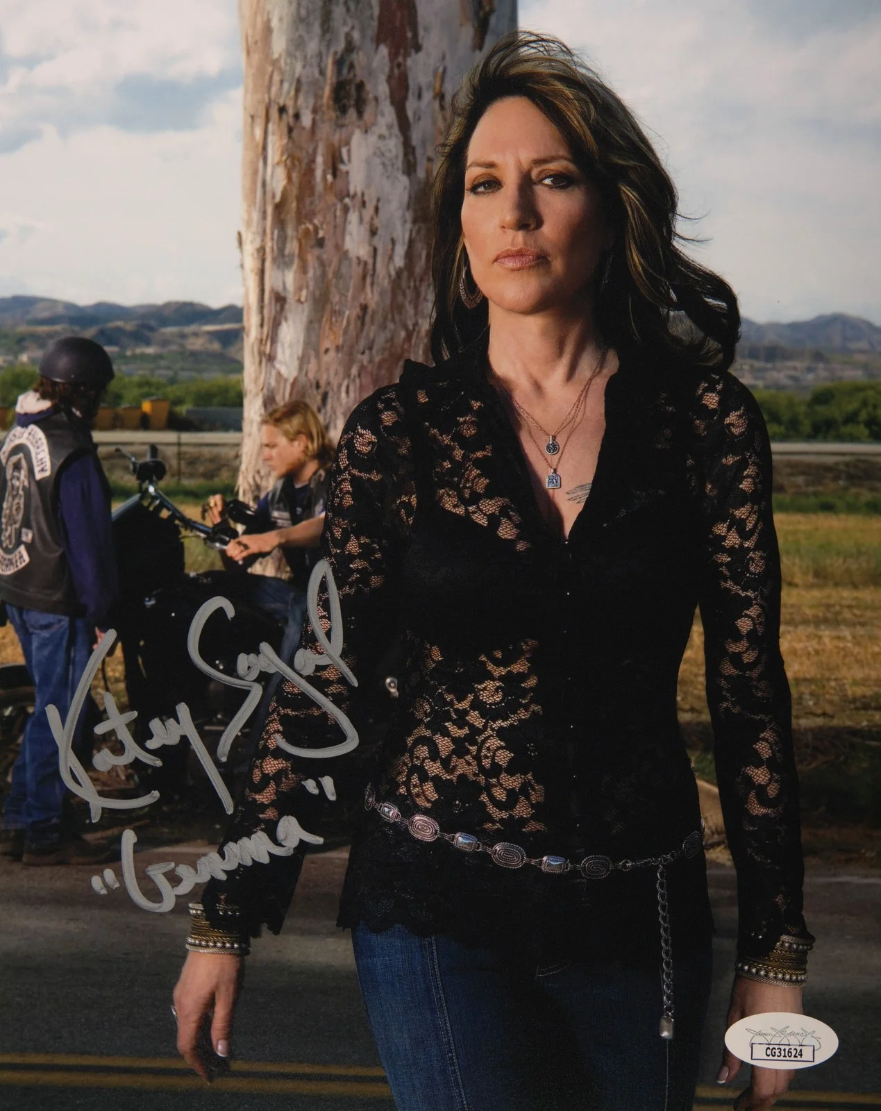 Katey Sagal — Katey Sagal Signed 8x10 Photo Gemma Teller Sons of Anarchy JSA Signing, image 2