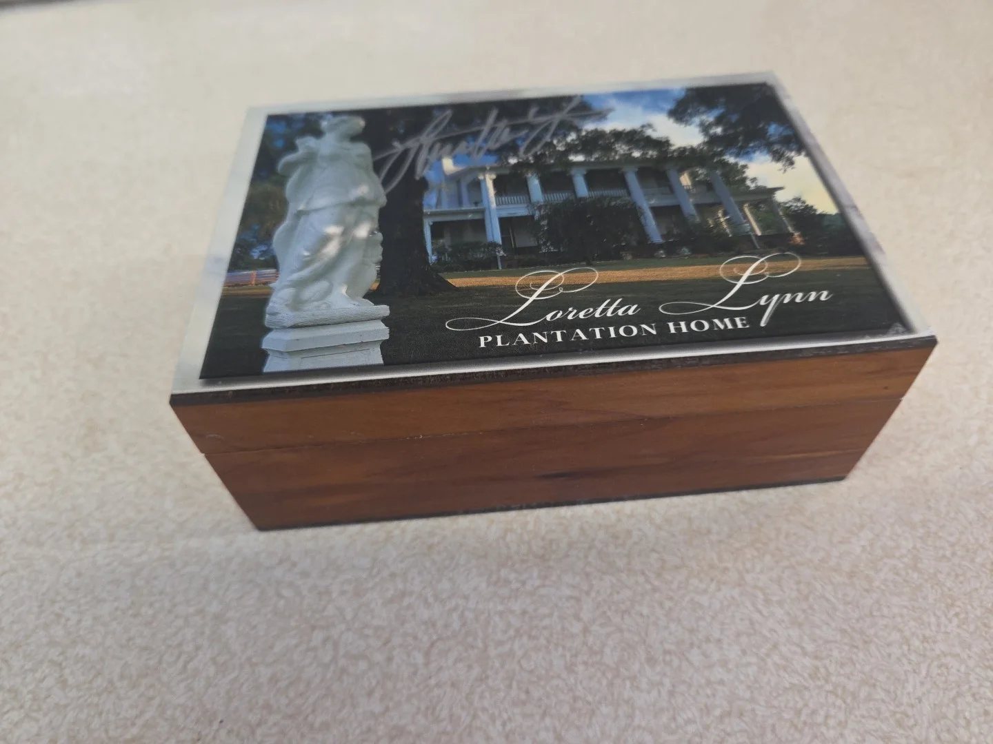 LORETTA LYNN PLANTATION HOME COLLECTIBLE BOX WITH AUTHENTIC AUTOGRAPH. COA, image 4