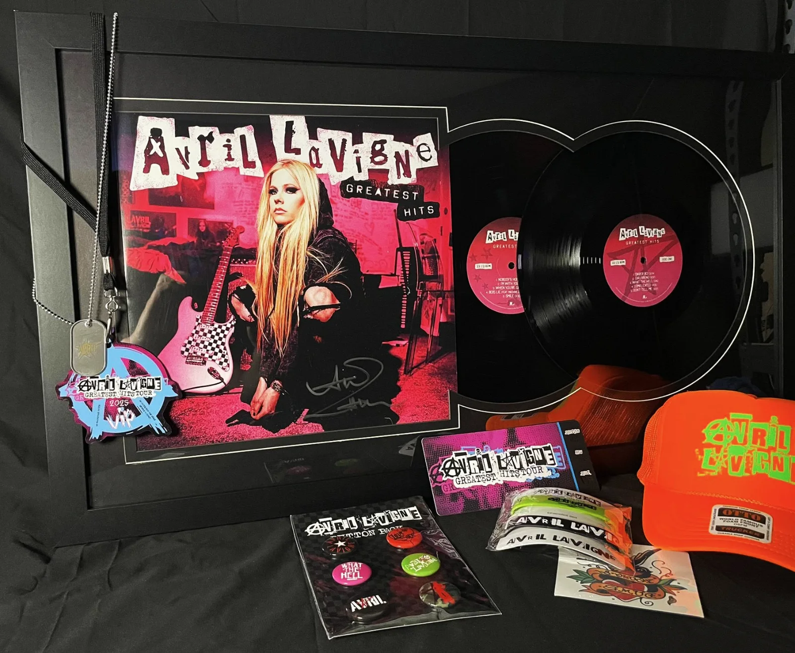 JSA SIGNED & FRAMED | AVRIL LAVIGNE 🎸 Greatest Hits VIP Tour Package Vinyl 2LP, изображение 2