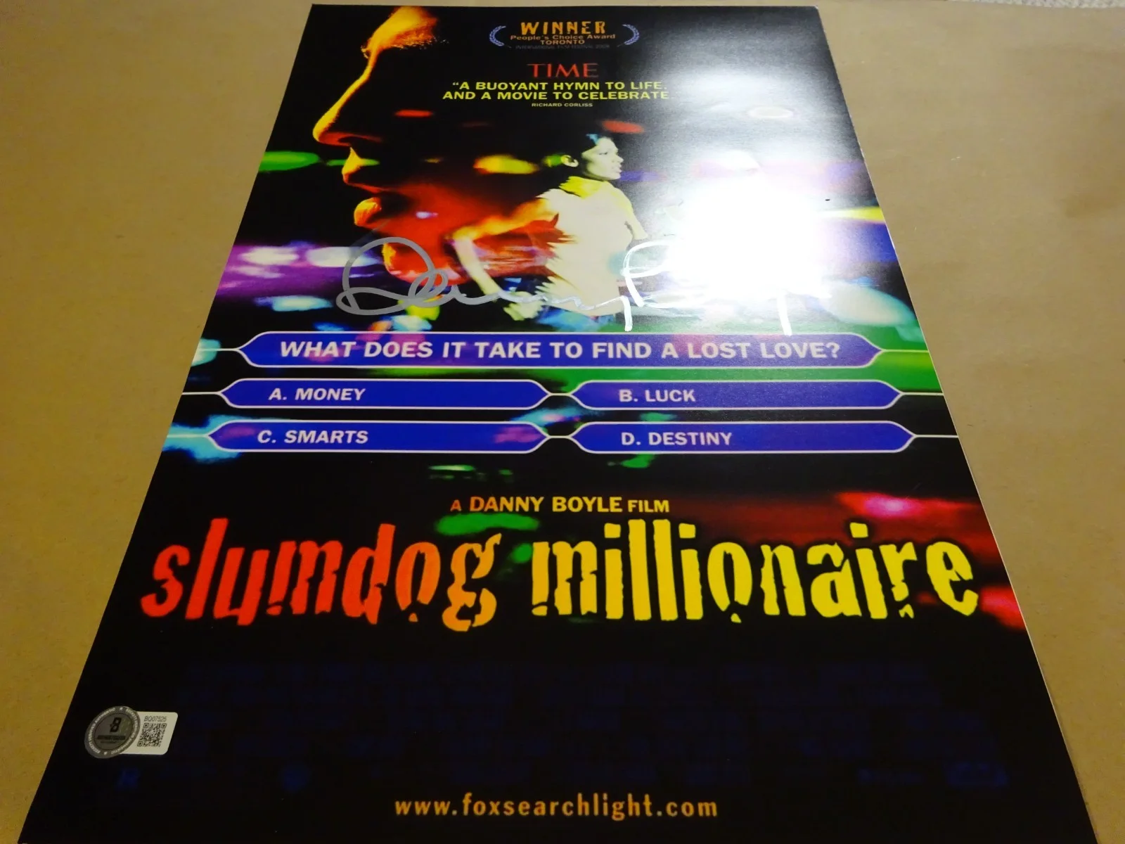 Danny Boyle — Signed Danny Boyle Autographed Slumdog Millionaire 12"X18" Photo Beckett BAS COA, изображение 2
