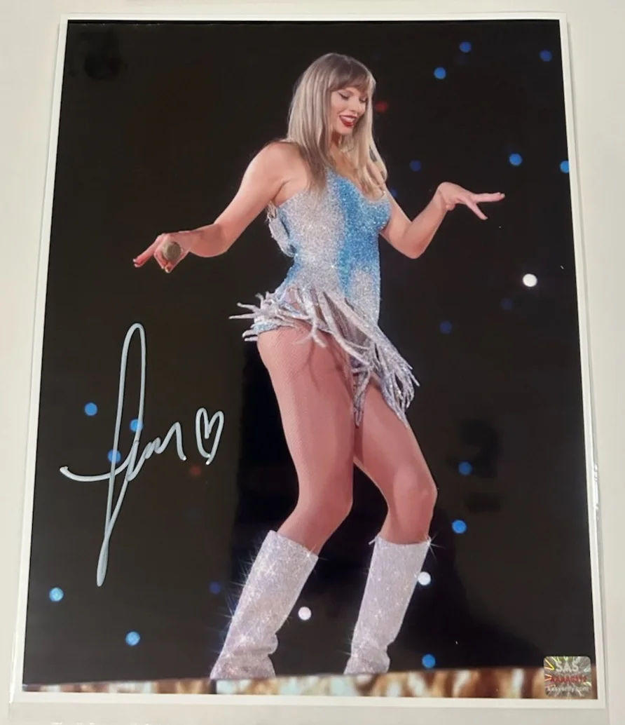 TAYLOR SWIFT ERAS TOUR LICENSED 8 X 10 HAND SIGNED AUTOGRAPH + COA, image 2