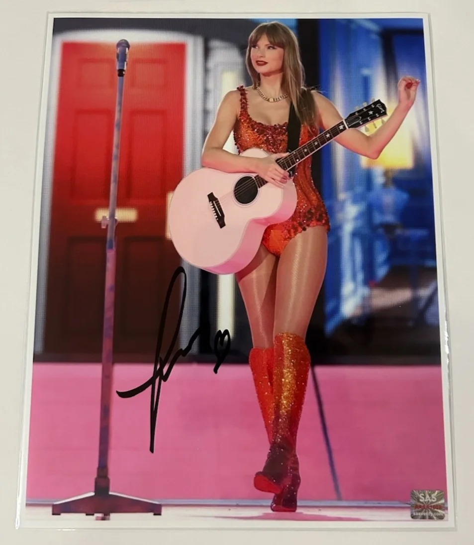 TAYLOR SWIFT ERAS TOUR LICENSED 8 X 10 HAND SIGNED AUTOGRAPH + COA, изображение 2