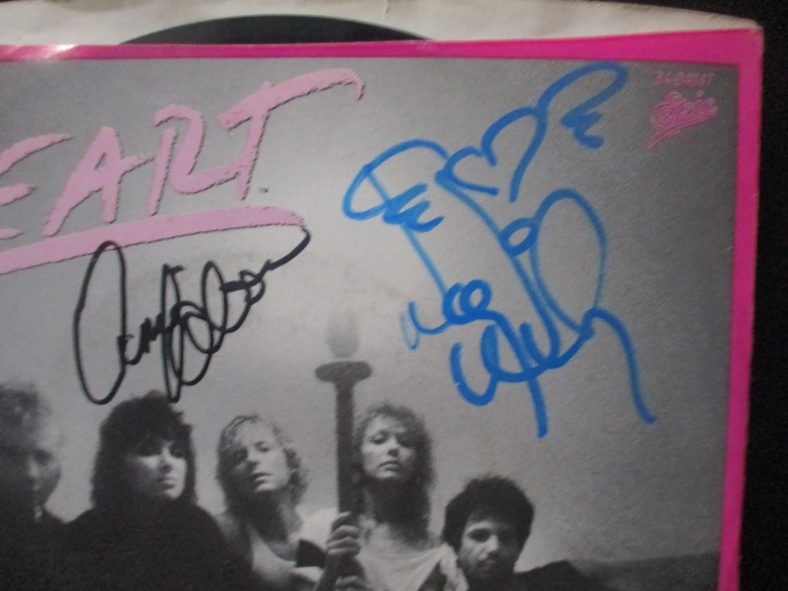 HEART JSA CERTIFIED AUTHENTIC AUTOGRAPHED/SIGNED VINYL 45 ANN & NANCY WILSON, image 2