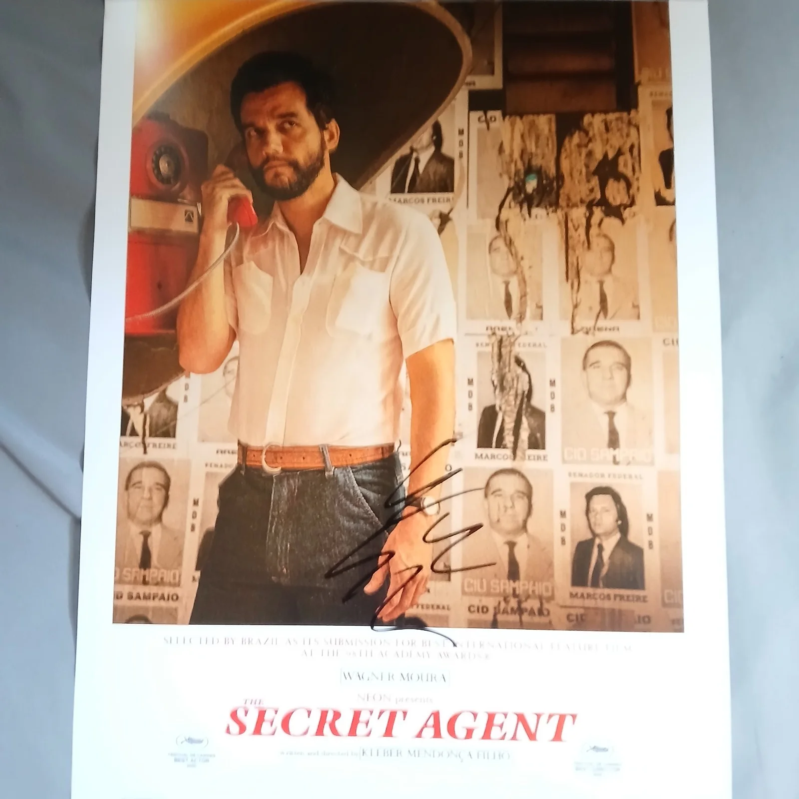 Wagner Moura — WAGNER MOURA Hand Signed THE SECRET AGENT 12x17 Photo 📸, image 2