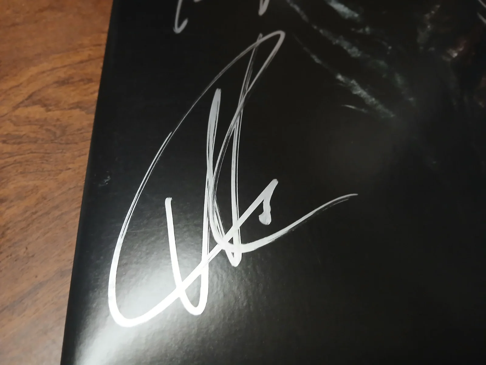 Orbit Culture autographed Descent Album with 4 signatures, изображение 3