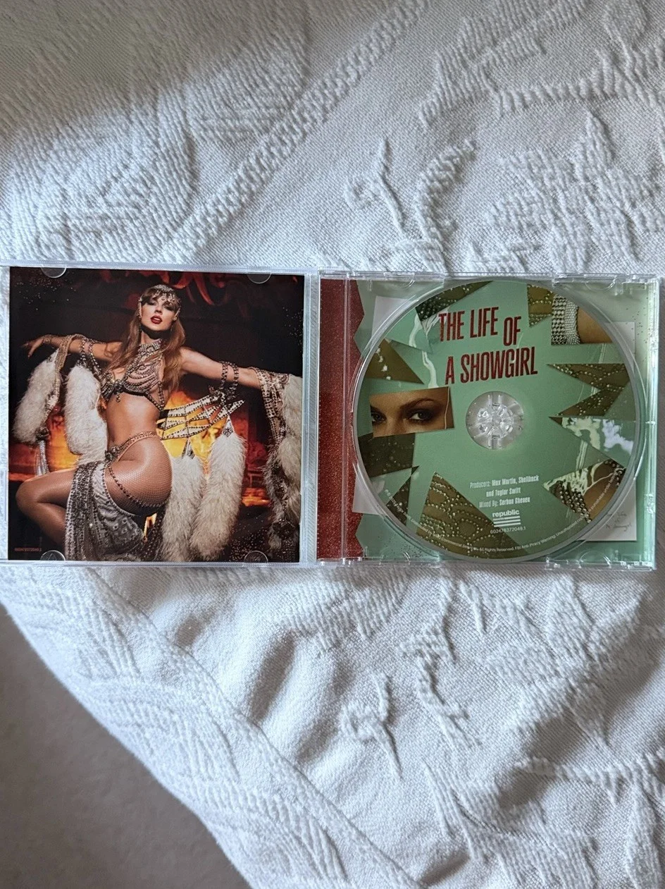 The Life of a Showgirl Taylor Swift Original Autographed CD & Booklet, изображение 2