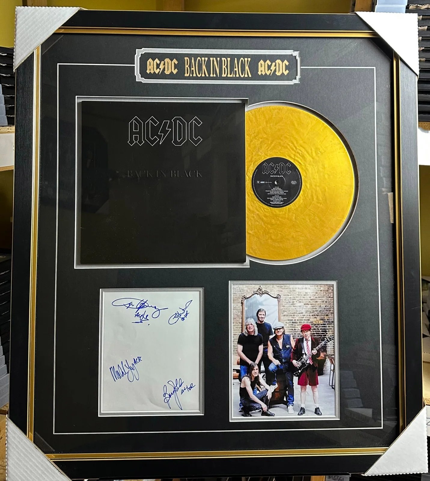 AC/DC - Angus Young, Brian Johnson, Malcolm Young, Cliff Williams — Framed AC/DC signed White Sheet "BLACK IN BLACK" Vinyl BRIAN Angus Young JSA LOA, изображение 3