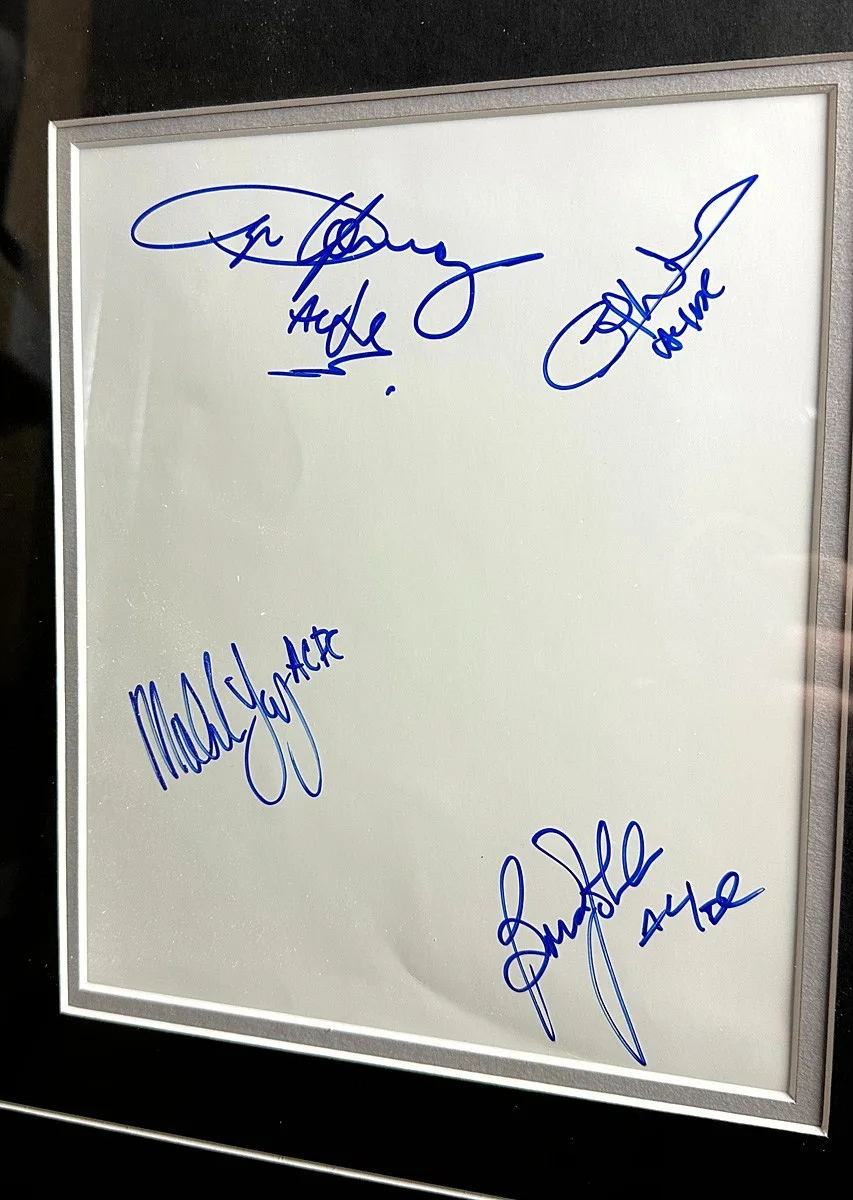 AC/DC - Angus Young, Brian Johnson, Malcolm Young, Cliff Williams — Framed AC/DC signed White Sheet "BLACK IN BLACK" Vinyl BRIAN Angus Young JSA LOA, изображение 4