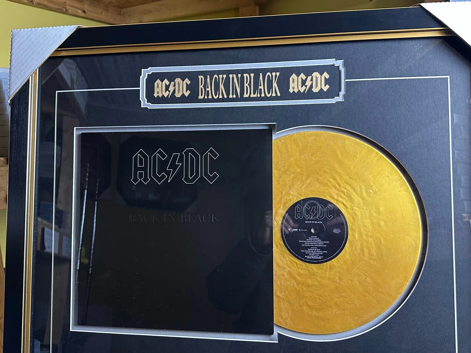 AC/DC - Angus Young, Brian Johnson, Malcolm Young, Cliff Williams — Framed AC/DC signed White Sheet "BLACK IN BLACK" Vinyl BRIAN Angus Young JSA LOA, изображение 5