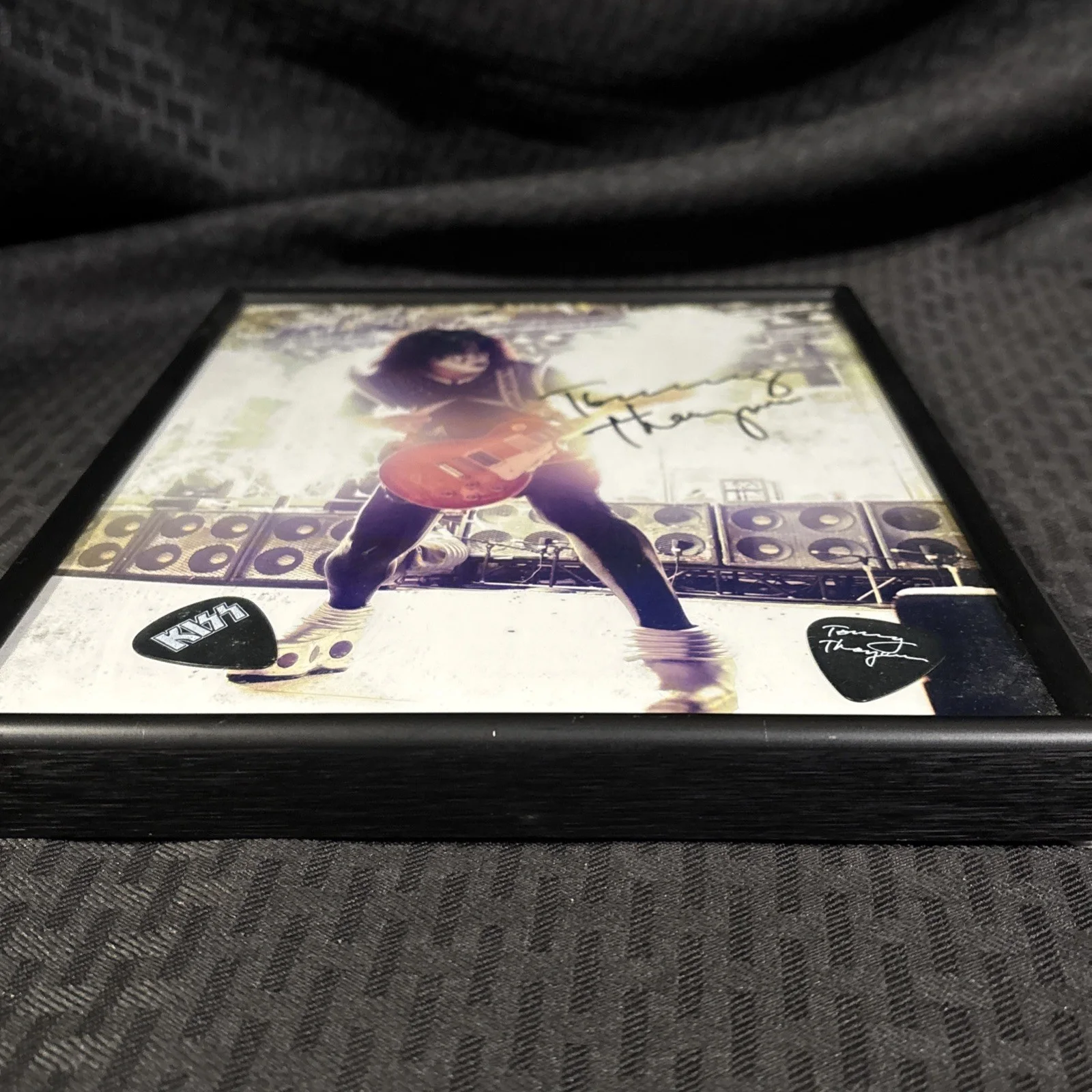 Tommy Thayer of KISS Signed 8x10 Photo with 2 Guitar Picks, изображение 2