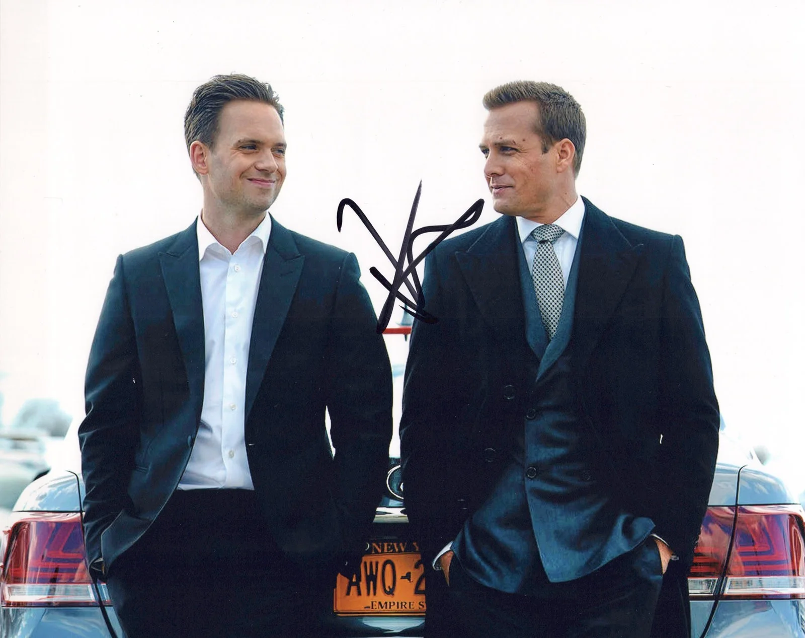PATRICK J ADAMS — Patrick J Adams signed "SUITS" 8x10 Photo c Auto THE MADISON Mike & Harvey COA, image 2