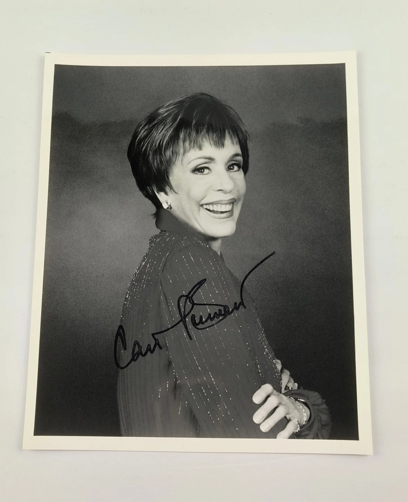 Carol Burnett — Carol Burnett Autograph 8x10 Black & White Vintage Photo Photograph L2, изображение 2
