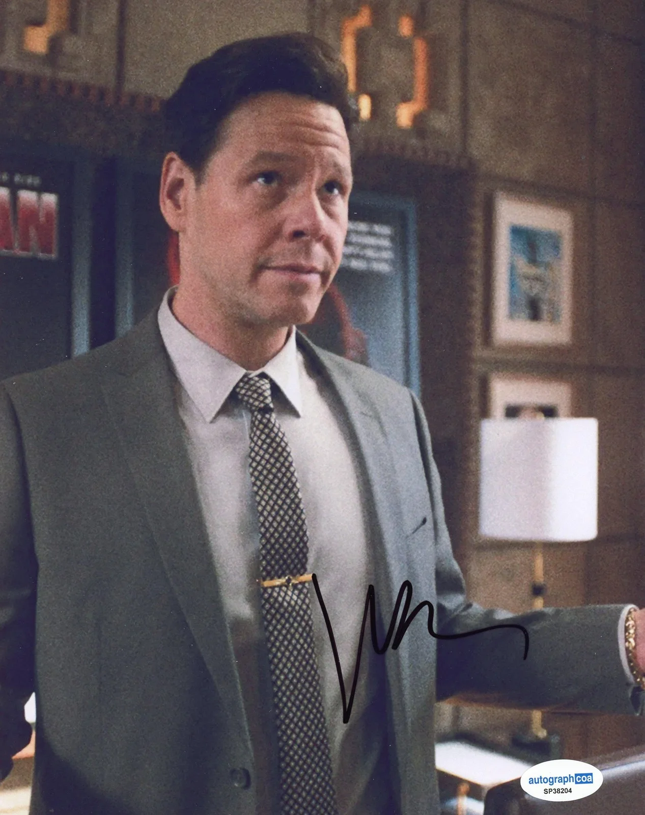 Ike Barinholtz — Ike Barinholtz "The Studio" AUTOGRAPH Signed 'Sal Saperstein' 8x10 Photo B ACOA, изображение 2