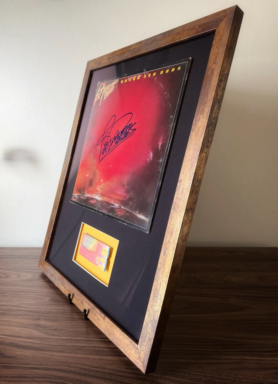 Pat Travers Signed Crash And Burn Album & Ticket Stub Professionally Framed, изображение 4