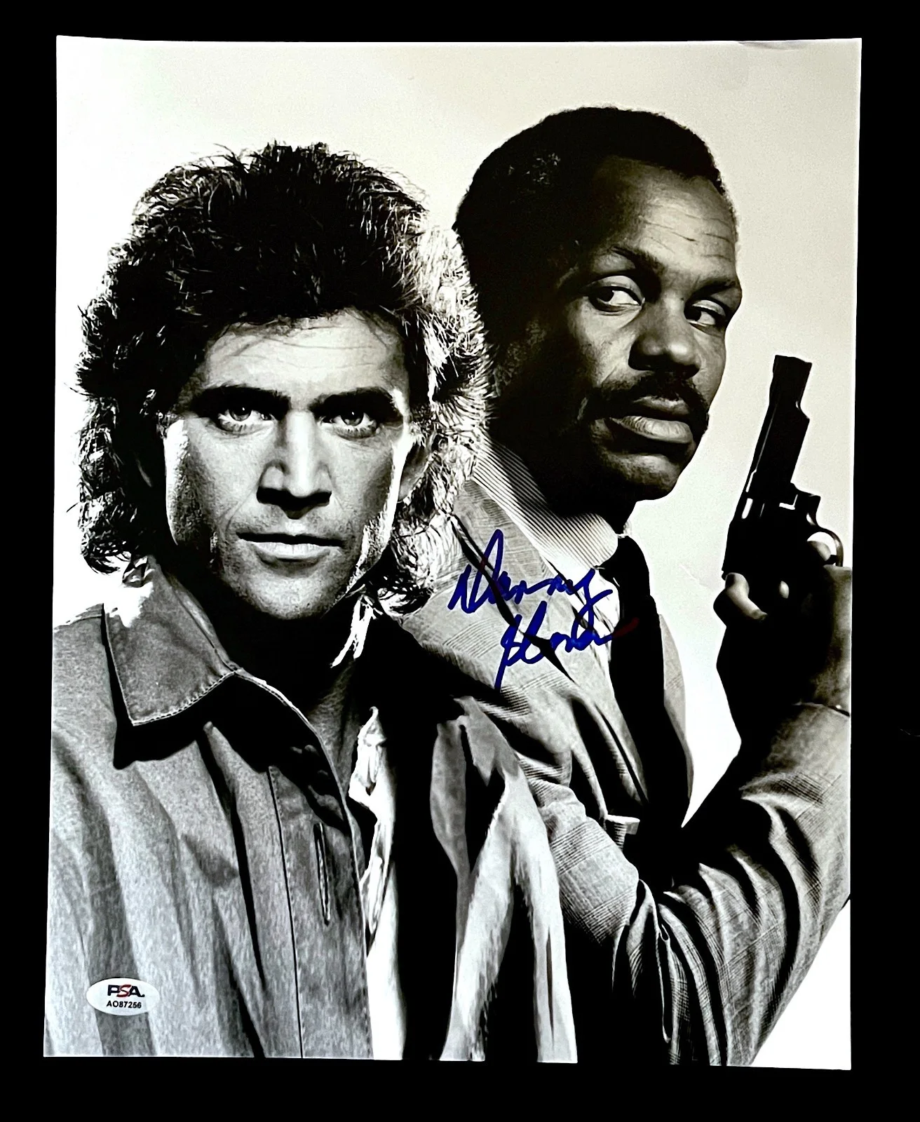 DANNY GLOVER — DANNY GLOVER SIGNED GLOSSY 11X14 PHOTO W/ MEL GIBSON. PSA COA. LETHAL WEAPON S