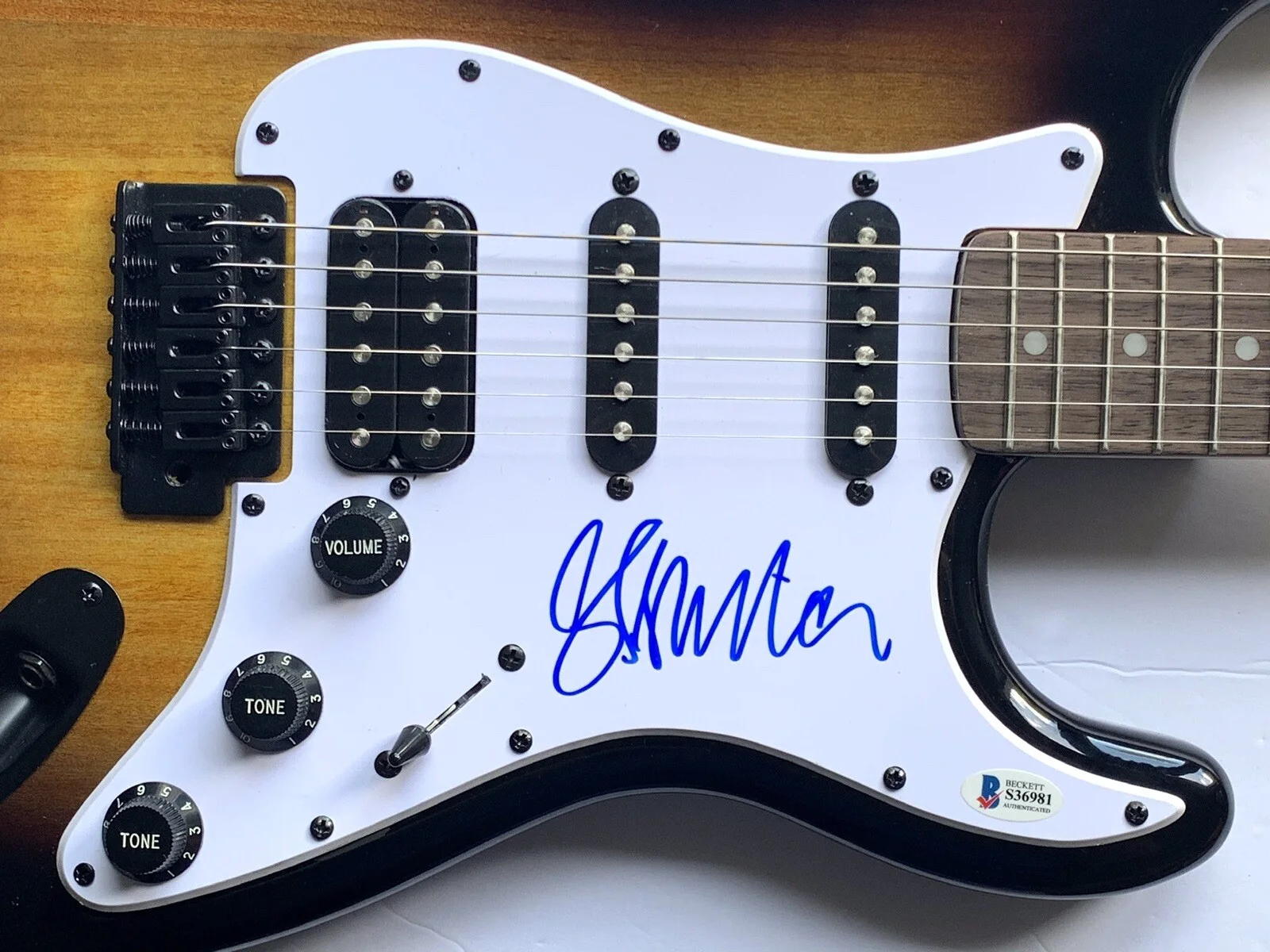 Steve Miller signed Fender guitar stratocaster with beckett coa, image 2
