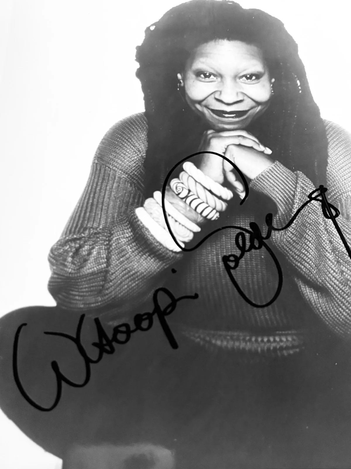 WHOOPI GOLDBERG — Whoopi Goldberg Signed• B&W Vintage Photo w Todd Mueller Autographs COA, изображение 2