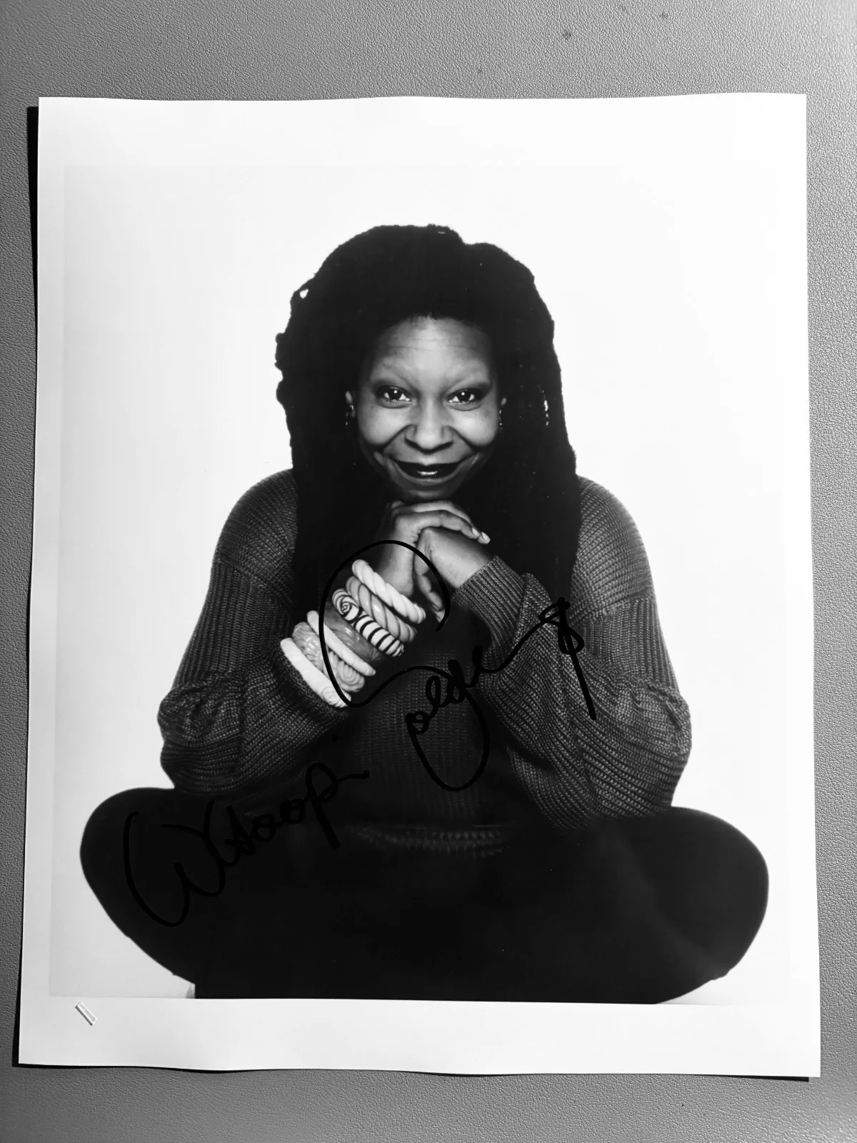WHOOPI GOLDBERG — Whoopi Goldberg Signed• B&W Vintage Photo w Todd Mueller Autographs COA, изображение 3