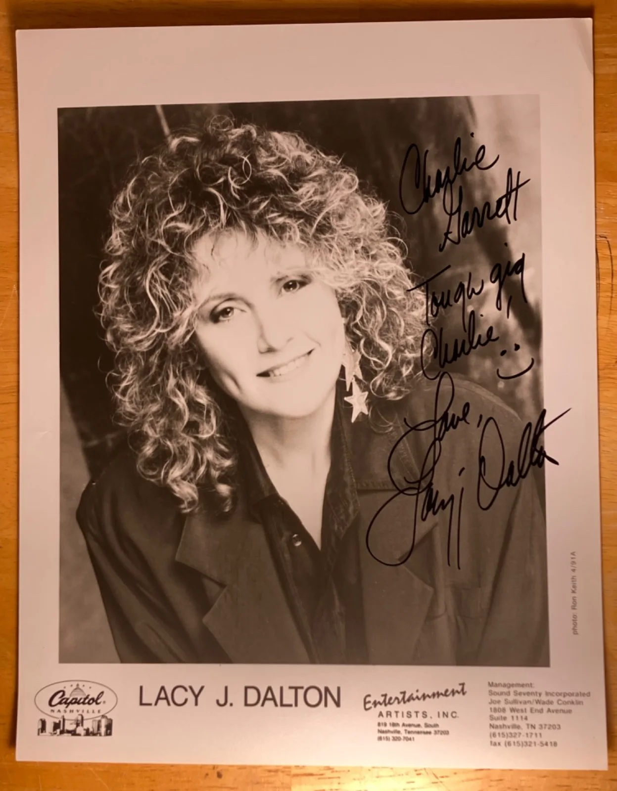 Hand SIGNED Lacy J Dalton 8x10 Agency Photo - Nashville Country Musician, изображение 2