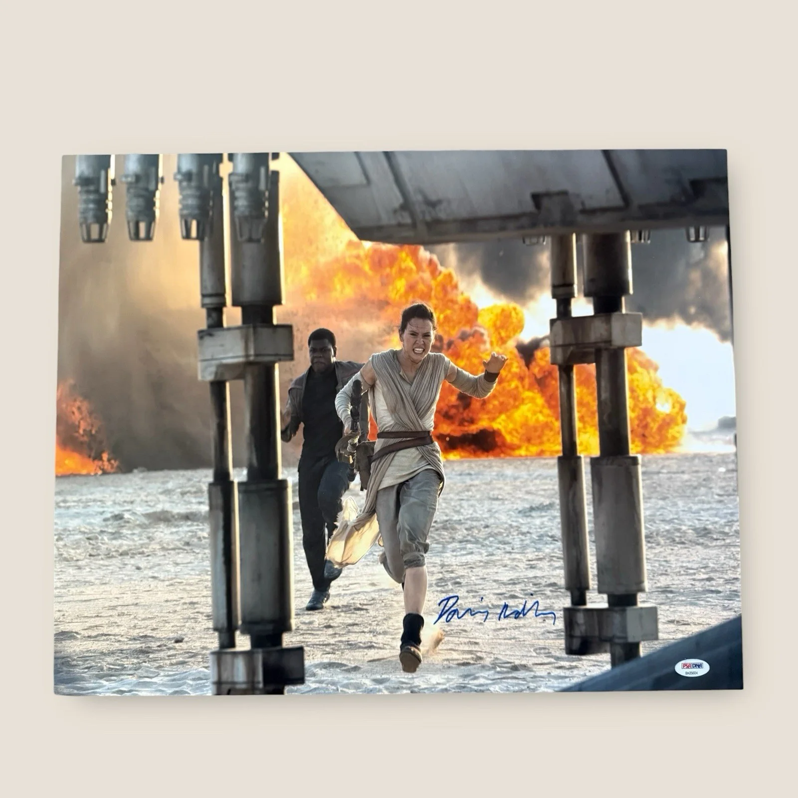 Daisy Ridley — Daisy Ridley Rey Star Wars TFA Signed 16x20 Photo PSA/DNA Witness Authentic COA