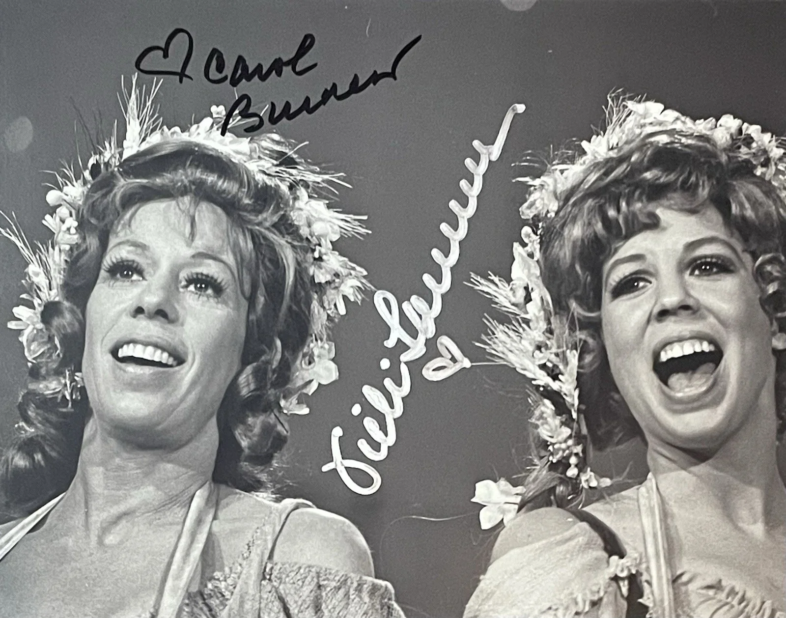 Carol Burnett and Vicki Lawrence — Carol Burnett Vicki Lawrence Signed 8x10 Photo Classic Rare Autographed 4
