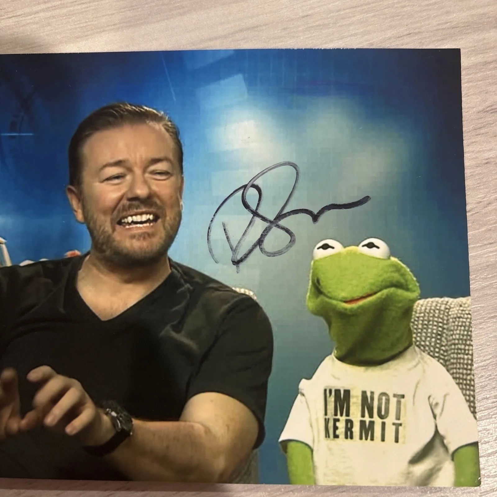 Ricky Gervais — RICKY GERVAIS SIGNED AUTOGRAPHED 4 x 6 PHOTO COMEDIAN THE OFFICE, image 2