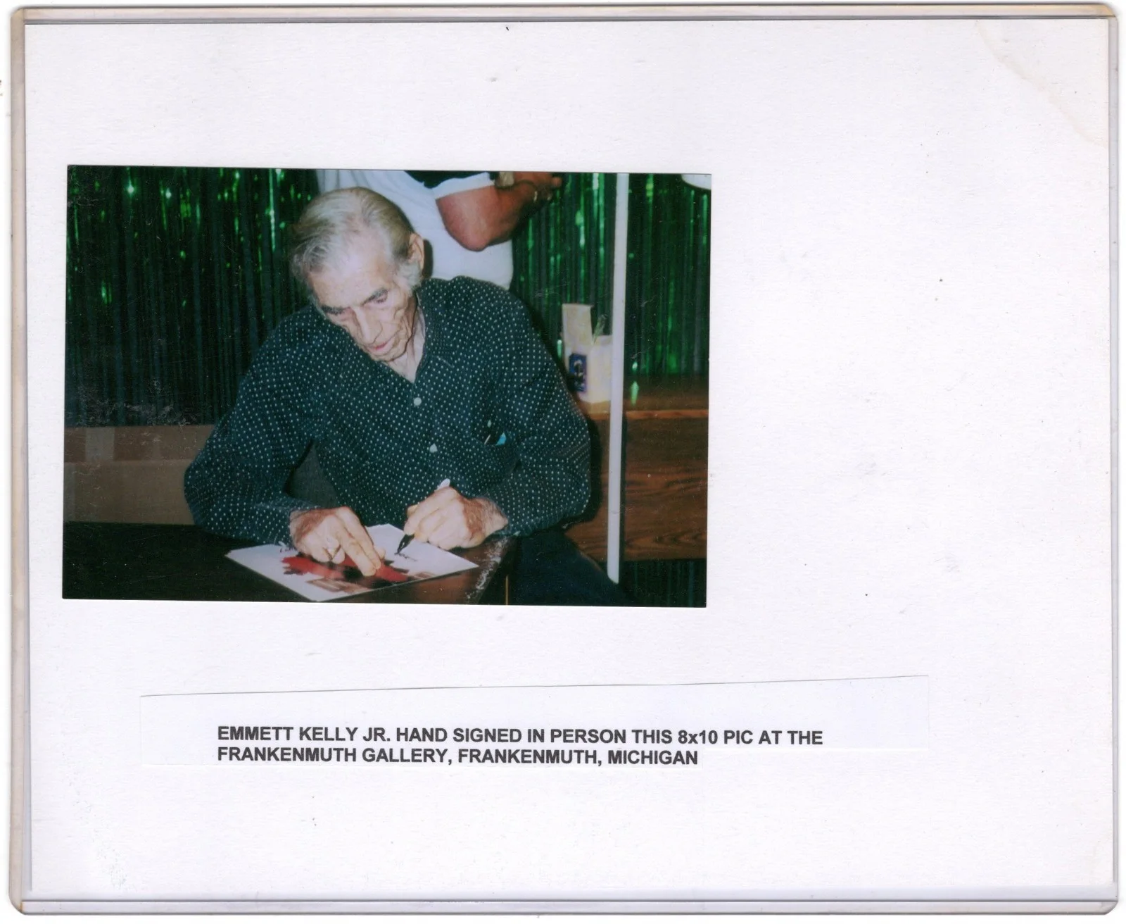 Emmett Kelly Jr Signed Photo +Proof of signing photo, изображение 2