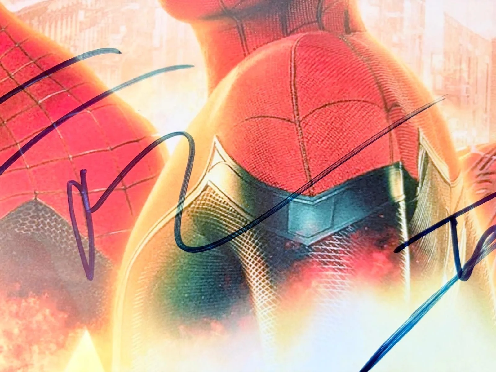 Andrew Garfield, Tobey Maguire, Tom Holland — SPIDERMAN X3 SIGNED AUTOGRAPHED 11X14 PHOTO GARFIELD MAGUIRE HOLLAND RARE PSA, изображение 3