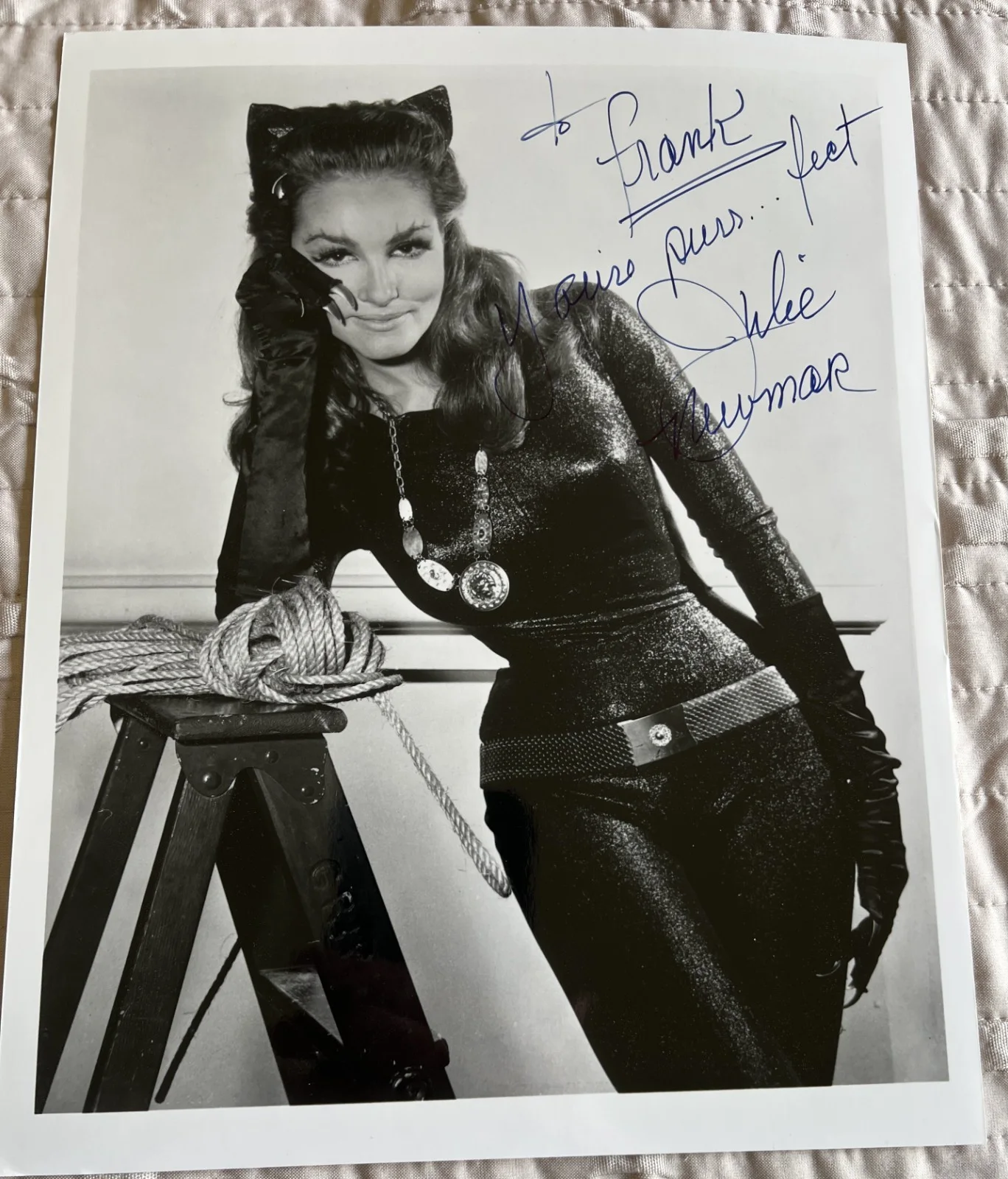 Julie Newmar — Julie Newmar--HAND SIGNED--8x10 B&W Photo--Batman-Batgirl-Adam West-Nice & Sexy!, изображение 2