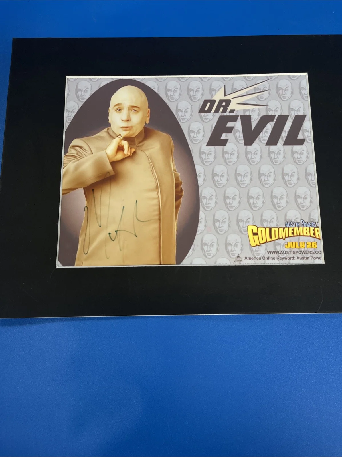 Mike Myers — Mike Myers Signed 8x10 Photograph