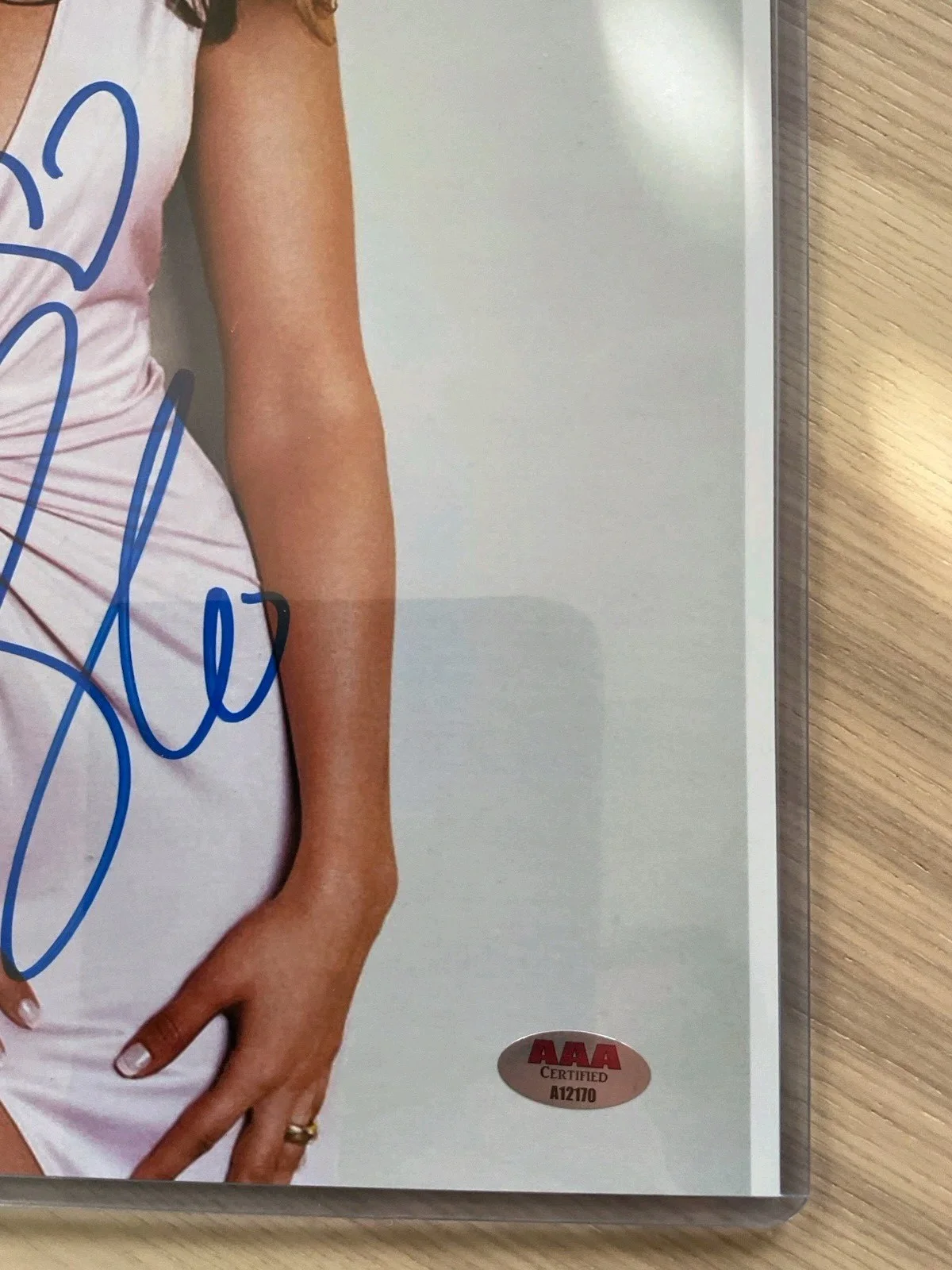 Jenifer Lopez Autographed Poster with Certificate of Authenticity 11x14, изображение 3