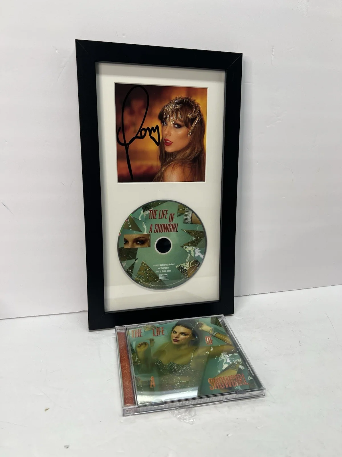 TAYLOR SWIFT ✍️ SIGNED & FRAMED THE LIFE OF A SHOWGIRL #3 CD AUTOGRAPHED, изображение 2