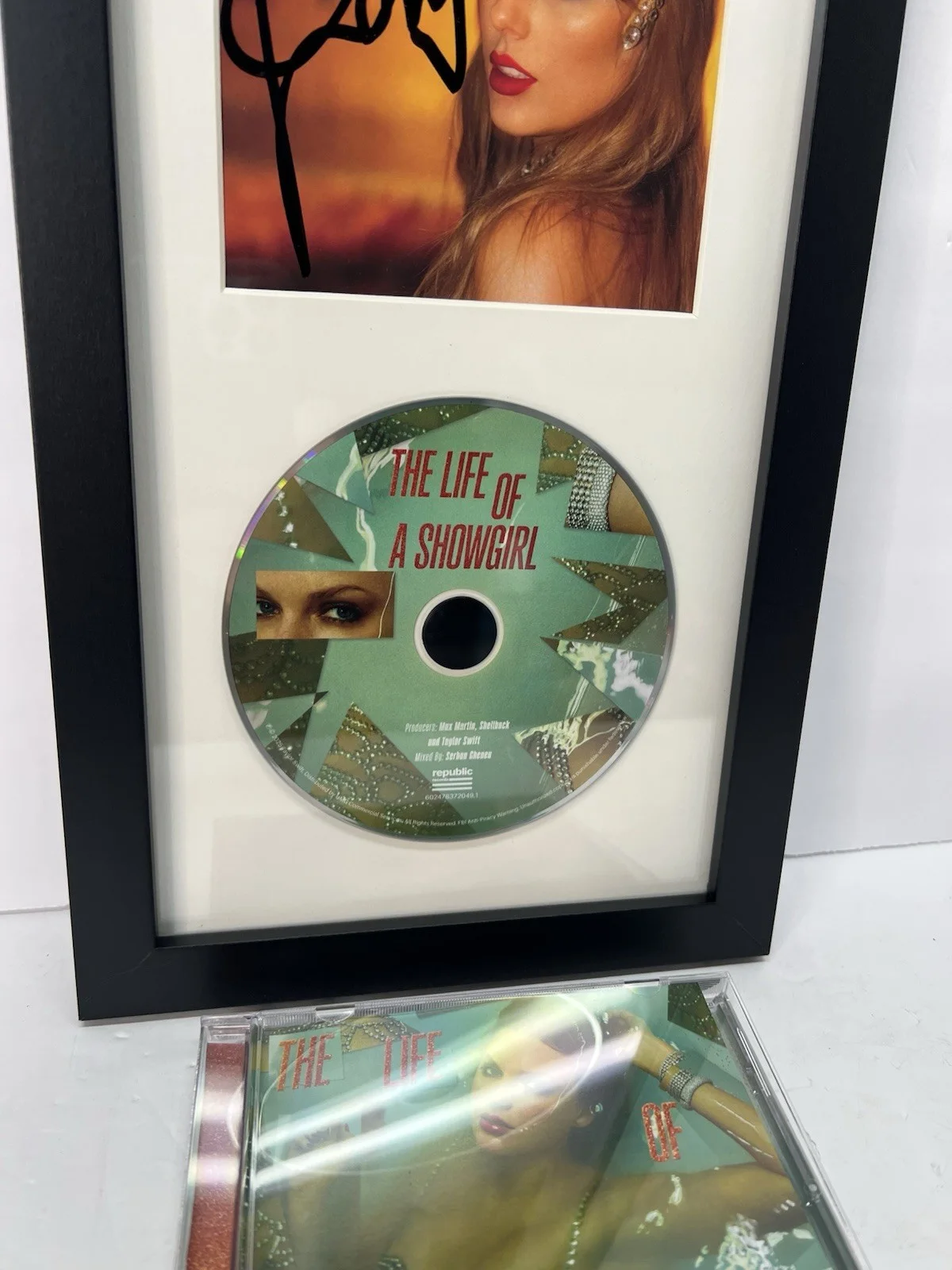 TAYLOR SWIFT ✍️ SIGNED & FRAMED THE LIFE OF A SHOWGIRL #3 CD AUTOGRAPHED, изображение 3