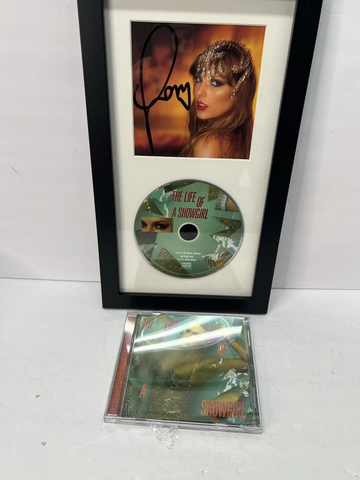 TAYLOR SWIFT ✍️ SIGNED & FRAMED THE LIFE OF A SHOWGIRL #3 CD AUTOGRAPHED, изображение 4
