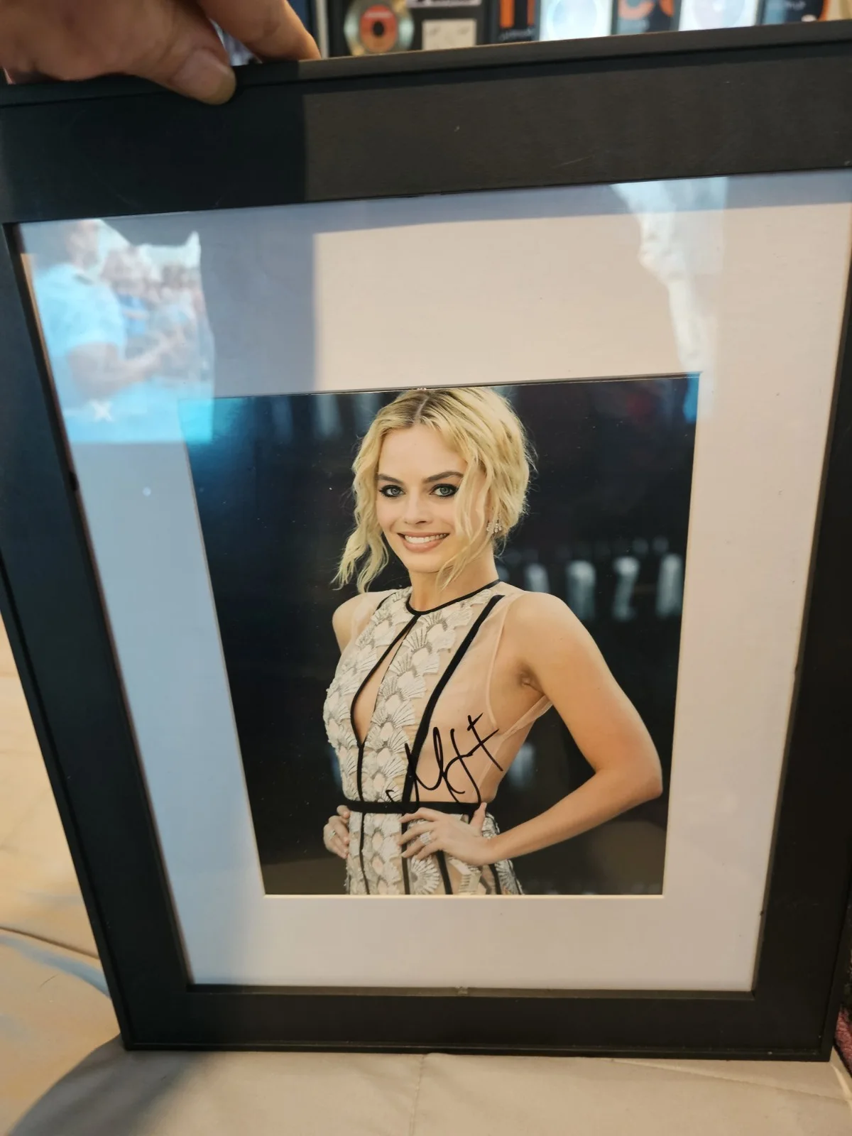 Margot Robbie Autographed Framed Color 11x14 Photo. Coa, image 2