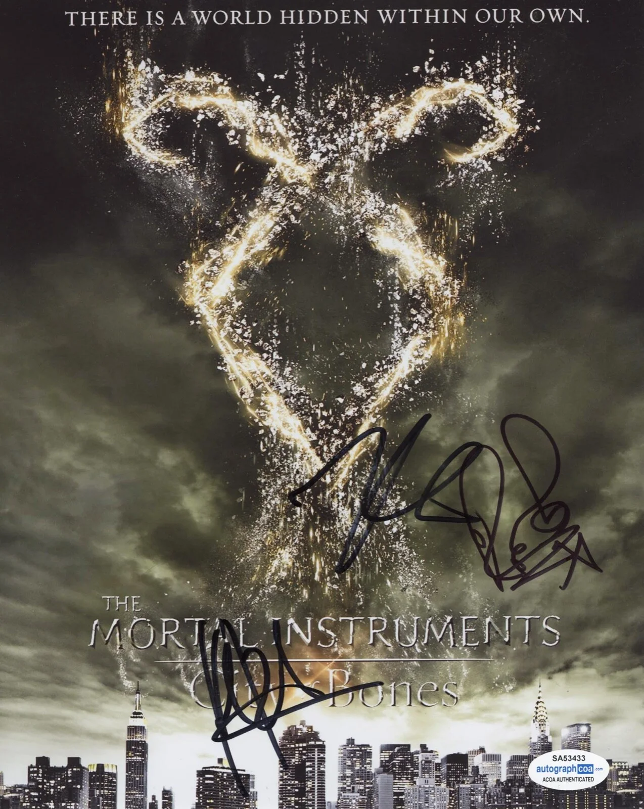 ROBERT SHEEHAN, KEVIN ZEGERS, HARALD ZWART — Robert Sheehan& Kevin Zegers signed "MORTAL INSTRUMENTS" 8x10 Photo PROOF c ACOA, image 3