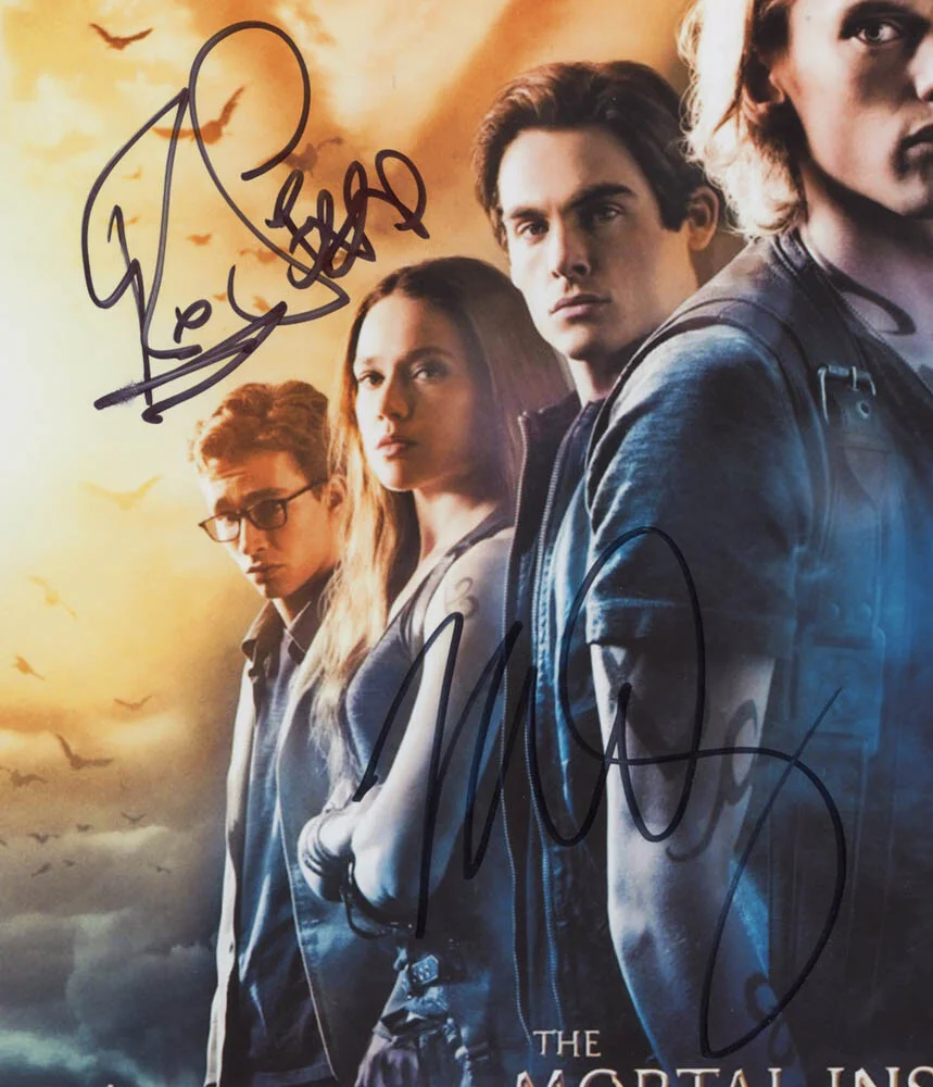 ROBERT SHEEHAN, KEVIN ZEGERS — Robert Sheehan& Kevin Zegers signed "MORTAL INSTRUMENTS" 8x10 Photo PROOF d ACOA, image 4