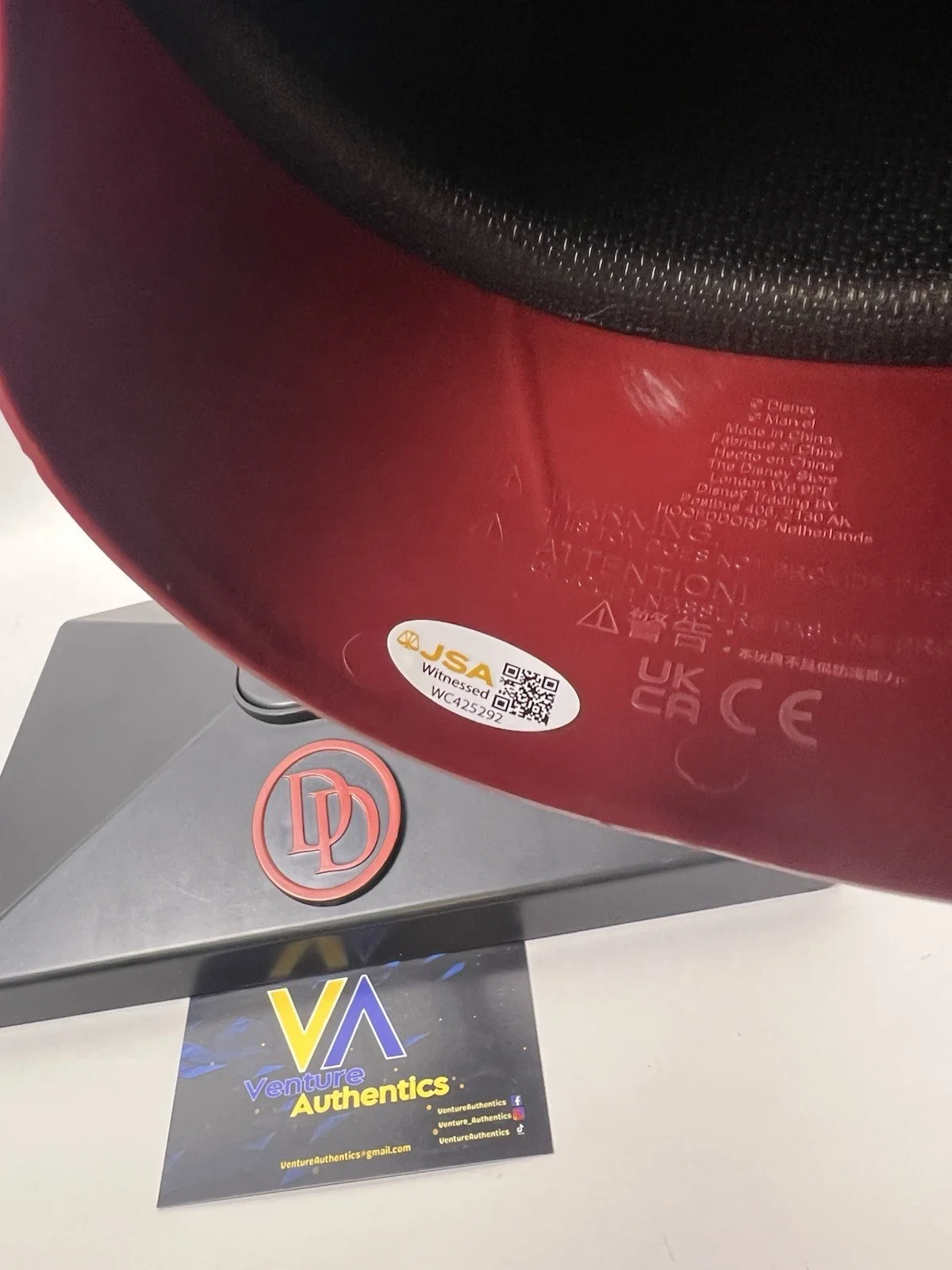 Charlie Cox — Charlie Cox Signed Daredevil Disney Parks Helmet w/ Box + JSA WITNESS COA, изображение 3