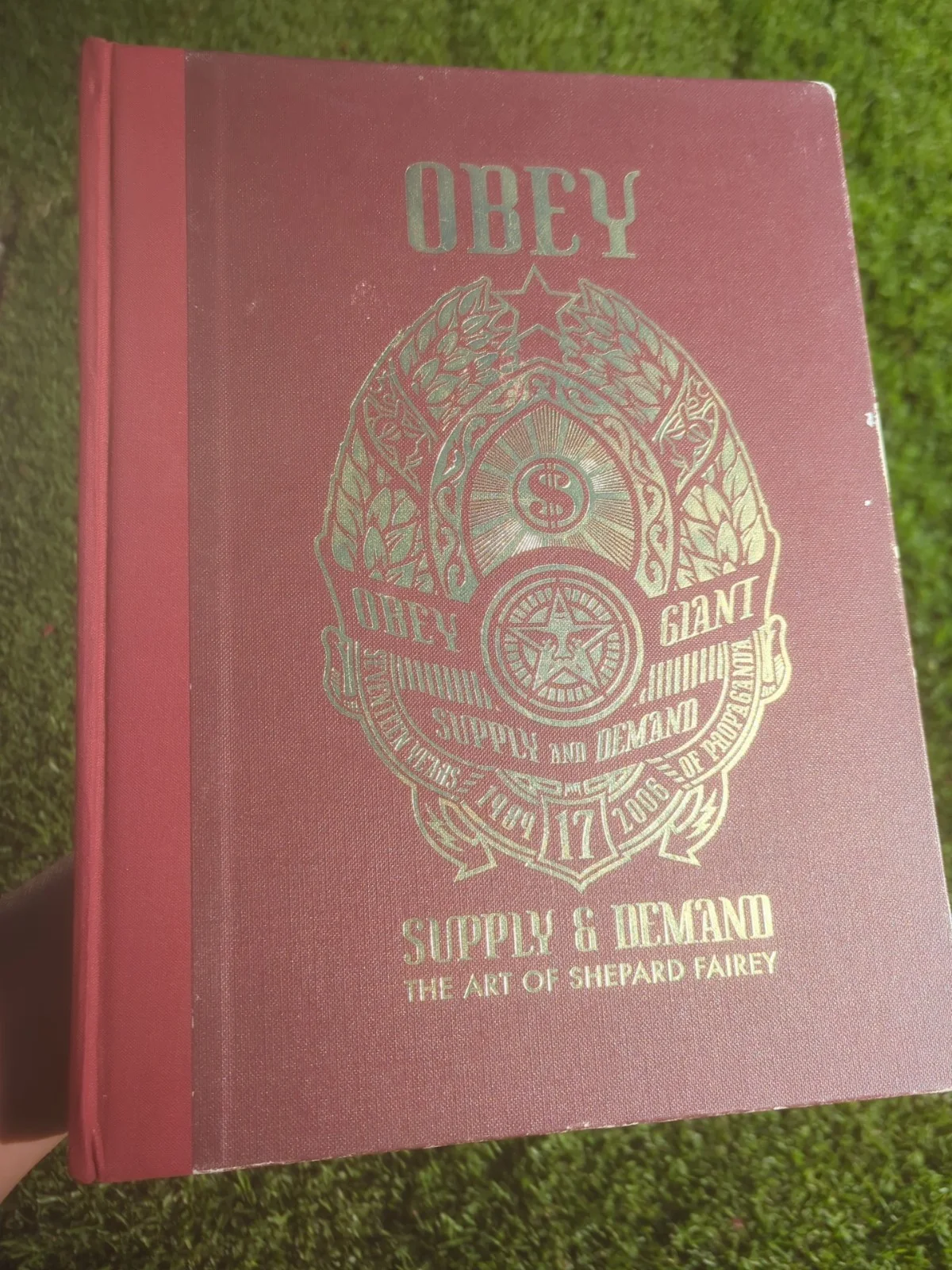 Shepard Fairey — Signed Personalized Shepard Fairey Larry Queen Book "Covert To Overt" Nice DRGL, image 2